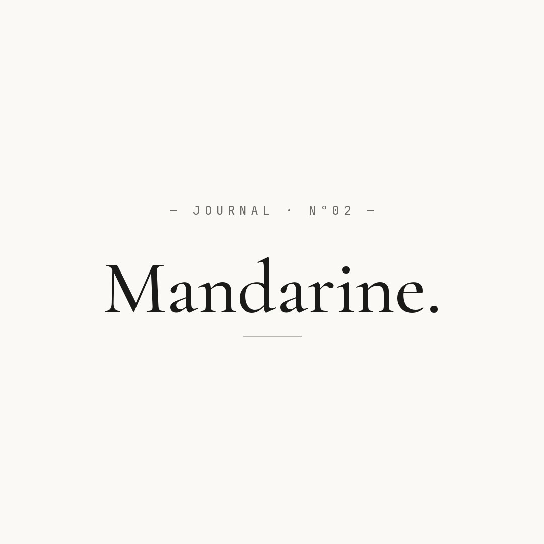 Mandarines coupées sur une table en marbre